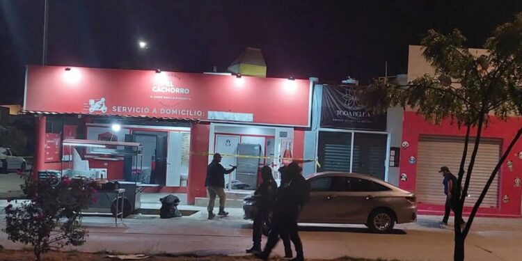 Dos elementos de la Policía Municipal de Mazatlán fueron asesinados a balazos la noche de ayer.