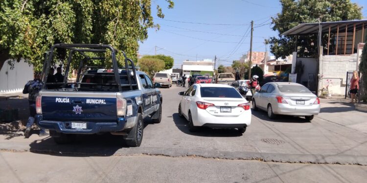 Policía de Investigación resulta herido al oponerse a ser despojado de su automóvil