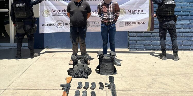 Policías estatales detiene a 2 civiles, asegura armamento y un vehículo en Culiacán