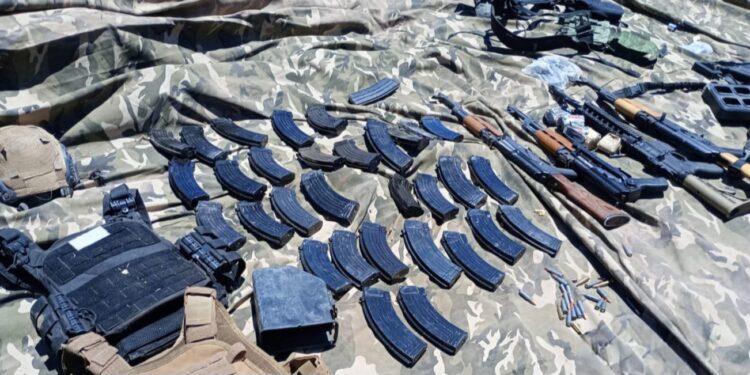 Aseguran cargadores, municiones y droga en Mazatlán