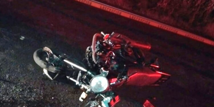 Muere joven motociclista al chocar por alcance contra camioneta en Navolato