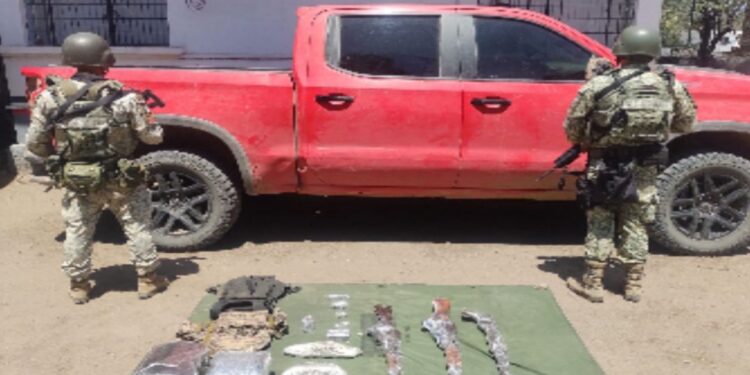 Aseguran camioneta con armas, municiones y equipo táctico en Mazatlán