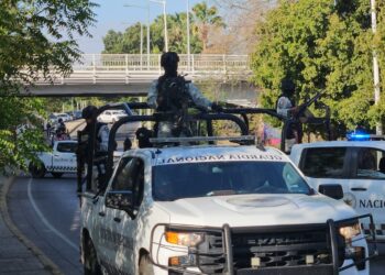 Cuelgan a un hombre de uno de los puentes del Malecón Nuevo