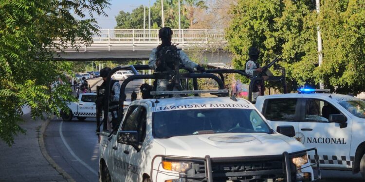 Cuelgan a un hombre de uno de los puentes del Malecón Nuevo