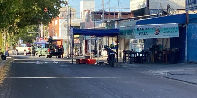 Atentado a balazos en marisquería deja un muerto y un herido en la Miguel Hidalgo