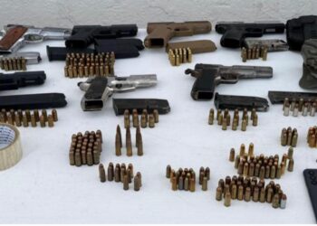 Más de 571 mil pesos en efectivo 7 pistolas, 146 cartuchos útiles y muchas cosas ilegales más son halladas en el panal de Aguaruto