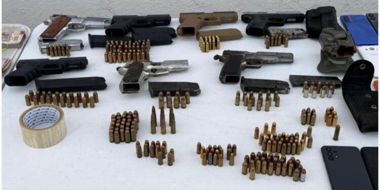 Más de 571 mil pesos en efectivo 7 pistolas, 146 cartuchos útiles y muchas cosas ilegales más son halladas en el panal de Aguaruto