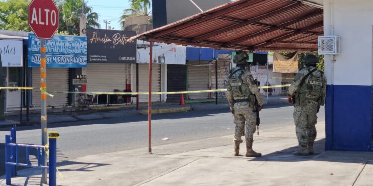 Atacan a balazos depósito de cerveza y licores en la colonia Sinaloa; una pareja resulta herida de bala