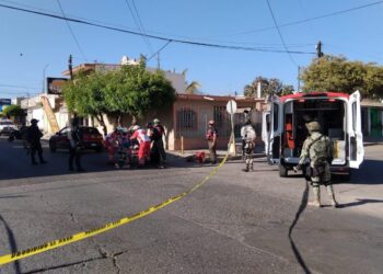 Atropellan y atacan a balazos a joven motociclista en la Lázaro Cárdenas