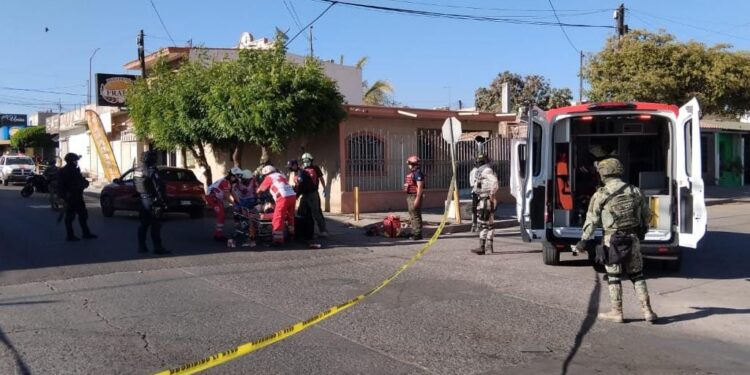 Atropellan y atacan a balazos a joven motociclista en la Lázaro Cárdenas