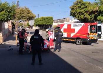 Atropellan y atacan a balazos a joven motociclista en la Lázaro Cárdenas
