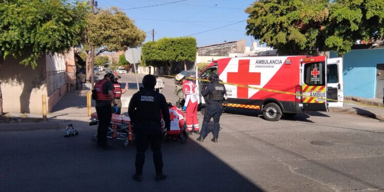Atropellan y atacan a balazos a joven motociclista en la Lázaro Cárdenas