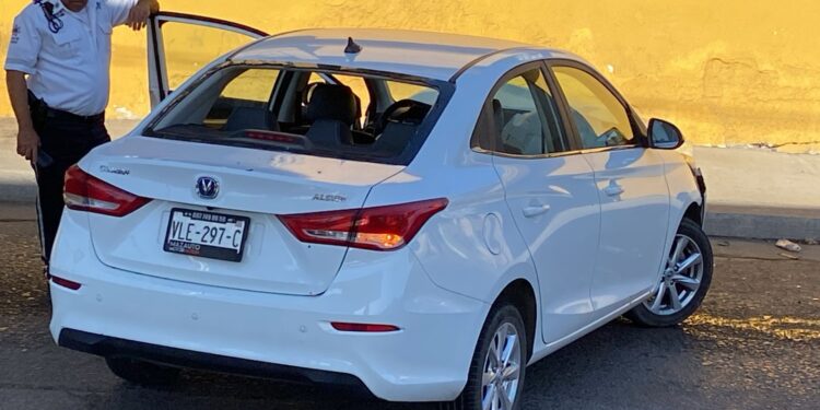 Privan de la libertad a un hombre y dejan abandonado un automóvil en la 10 de Mayo