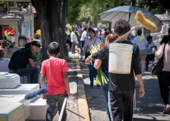 Miles de visitantes acuden a los panteones de Culiacán en el Día de las Madres