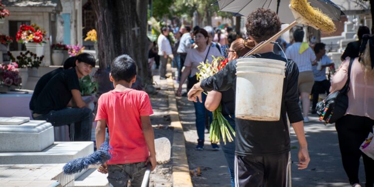 Miles de visitantes acuden a los panteones de Culiacán en el Día de las Madres