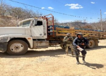 En Choix, aseguran un vehículo e hidrocarburo