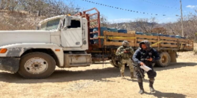 En Choix, aseguran un vehículo e hidrocarburo