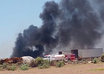 Arde completamente bodega llena de cartón nuevo en Aguaruto