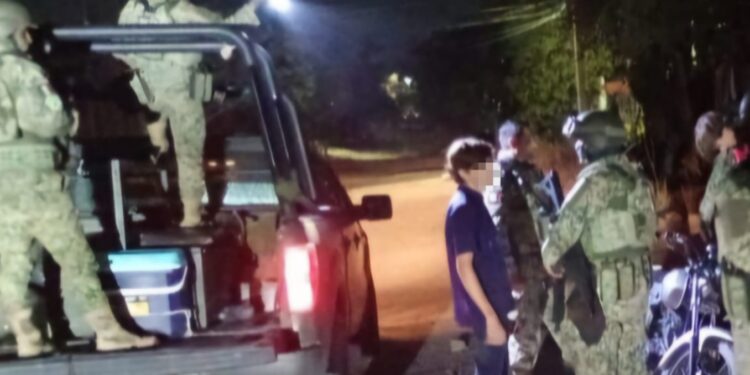 Detienen a un civil y aseguran motocicleta con reporte de robo en Culiacán 