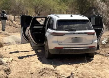 Aseguran un vehículo, armas, cargadores, artefactos explosivos y equipo táctico en Choix