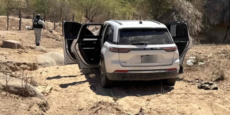 Aseguran un vehículo, armas, cargadores, artefactos explosivos y equipo táctico en Choix