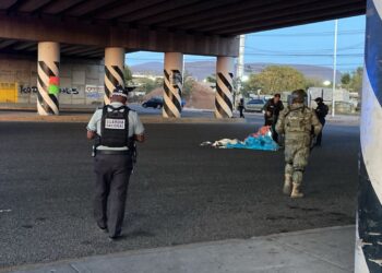 Tiran el cuerpo de un hombre envuelto en una lona debajo del puente de “La Costerita”