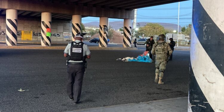 Tiran el cuerpo de un hombre envuelto en una lona debajo del puente de “La Costerita”
