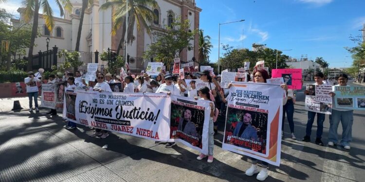 ¡Te queremos de regreso maestro Luis Alexis! Protestan para exigir liberación del docente de primaria de Culiacán
