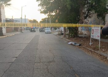 Tiran a un hombre “emplayado” en calles de Villa Universidad