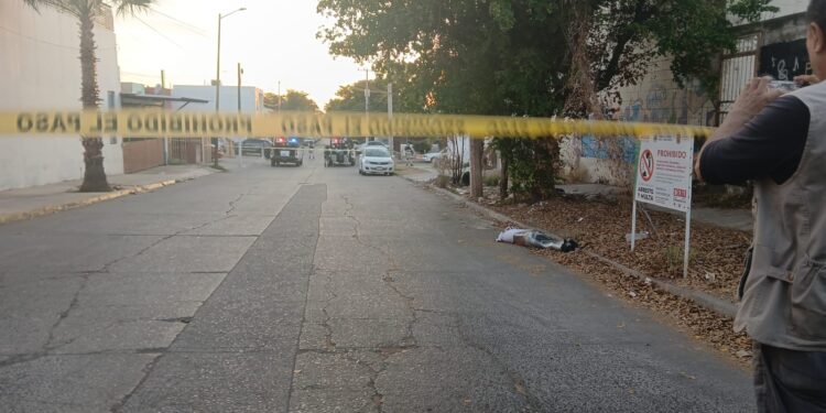 Tiran a un hombre “emplayado” en calles de Villa Universidad