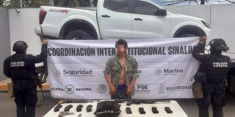 Detienen a civil, asegura armamento y camioneta robada en Villa Juárez, Navolato