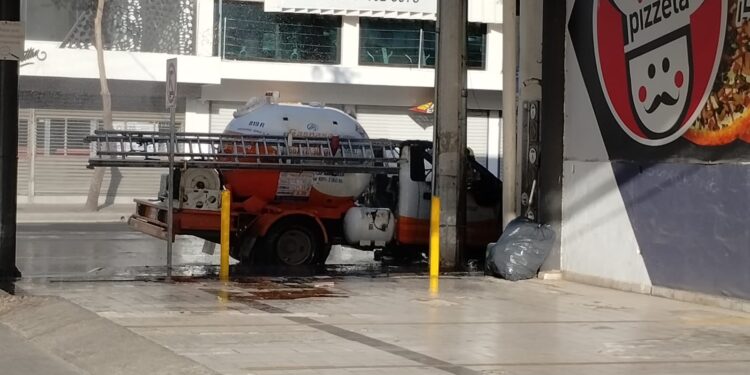 Se quema pipa de gas en el Centro de Culiacán