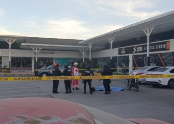 Ejecutan a puntero en el estacionamiento de una plaza comercial del Parque Industrial Canacintra