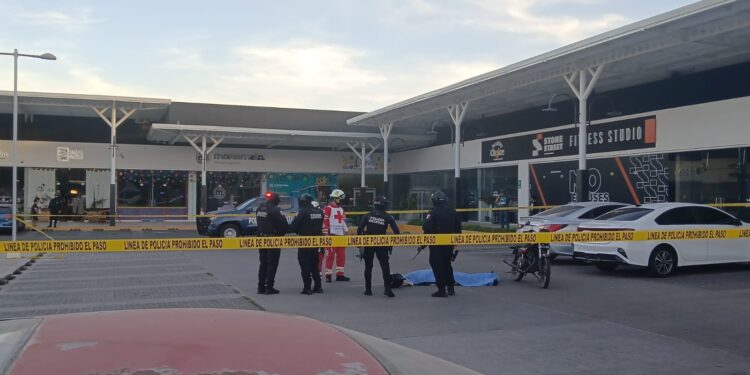 Ejecutan a puntero en el estacionamiento de una plaza comercial del Parque Industrial Canacintra