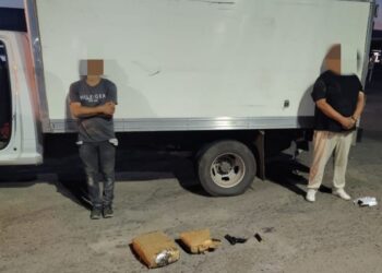 Tras una persecución, el Grupo Interinstitucional detiene a dos civiles y asegura vehículo, arma y otros objetos ilícitos