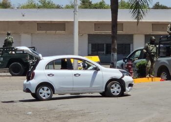 Dos detenidos en auto robado durante las balaceras de la mañana al sur de Culiacán