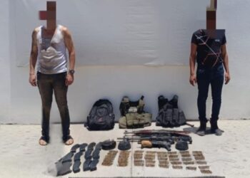 Detienen a dos hombres y aseguran vehículo, armas, municiones y equipo táctico