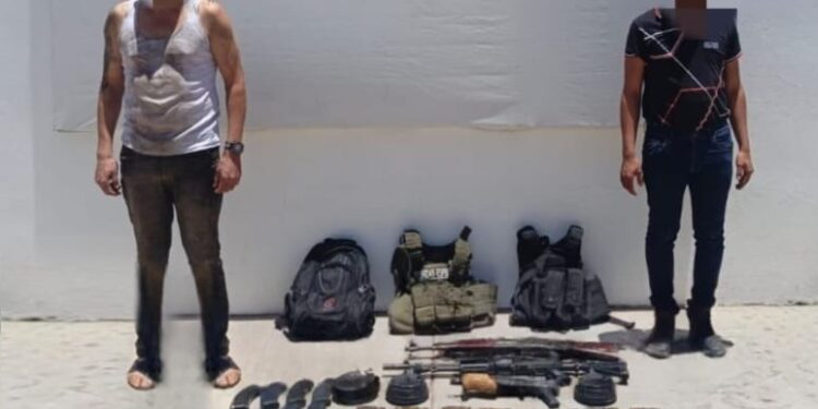 Detienen a dos hombres y aseguran vehículo, armas, municiones y equipo táctico