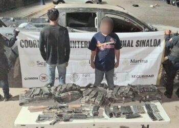 Detienen a dos hombres y asegura vehículo, armas, municiones y equipo táctico en Navolato