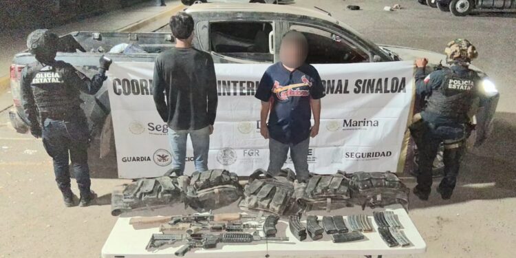 Detienen a dos hombres y asegura vehículo, armas, municiones y equipo táctico en Navolato
