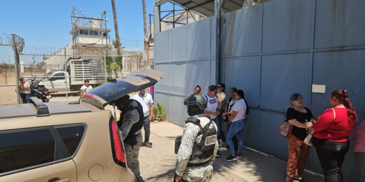 Familiares temen por la seguridad de sus seres queridos internados en Penal de Culiacán; las visitas están suspendidas