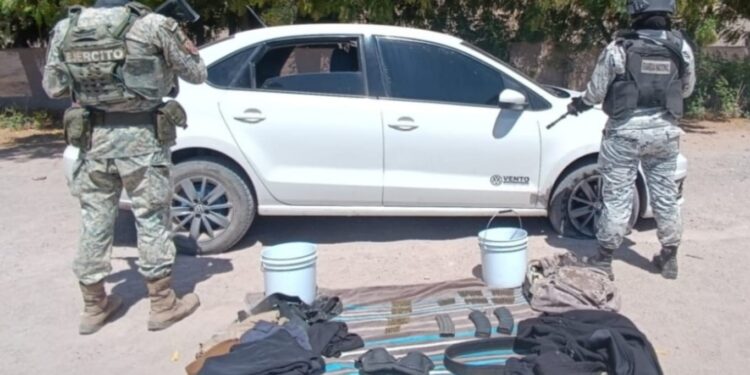 Aseguran vehículo, municiones y ponchallantas en Navolato