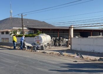 Choque y volcadura de trailer deja una mujer fallecida y dos hombres lesionados