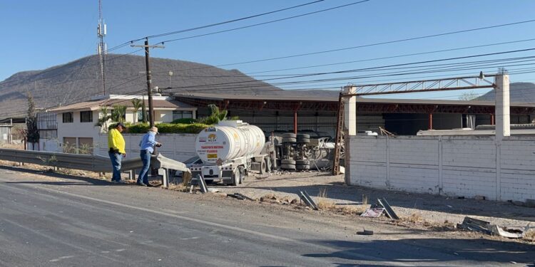 Choque y volcadura de trailer deja una mujer fallecida y dos hombres lesionados