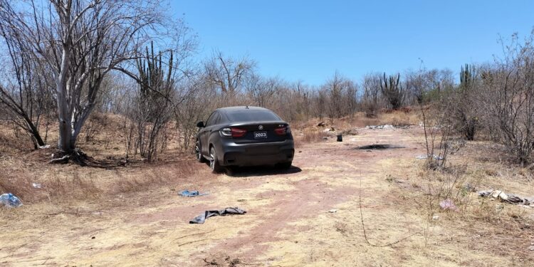Abandonada camioneta BMW en camino vecinal que va a la presa Eustaquio Buelna