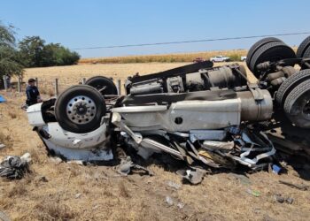 Un accidente de carretera tipo salida de camino y volcadura dejo un herido y cuantiosos daños materiales