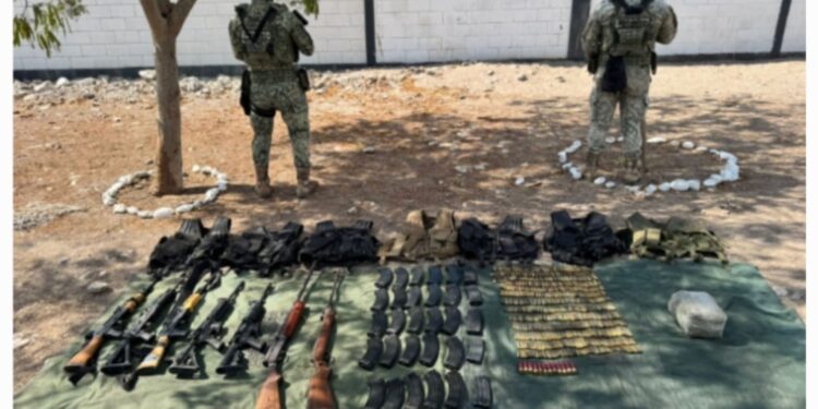 Armas, cargadores, cartuchos, presunta droga y equipo táctico son asegurados en Elota