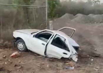 Chocan dos automóviles Nissan en Bellavista; uno de ellos se partió a la mitad