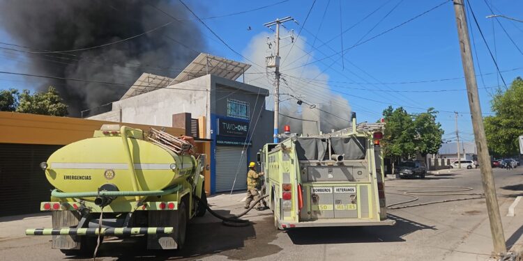 Atacan a balazos e incendia un taller y llenado de agua en la Lázaro Cárdenas