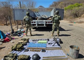 Tras agresión, militares aseguran vehículo blindado, armas, municiones y equipo táctico en Culiacán